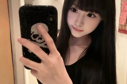 54岁杨钰莹穿牛仔外套+碎花裙好洋气差点认不出